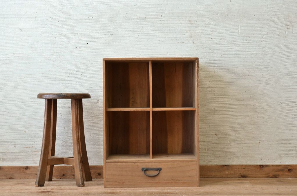 アンティーク家具　古い木味のマス目棚(飾り棚)