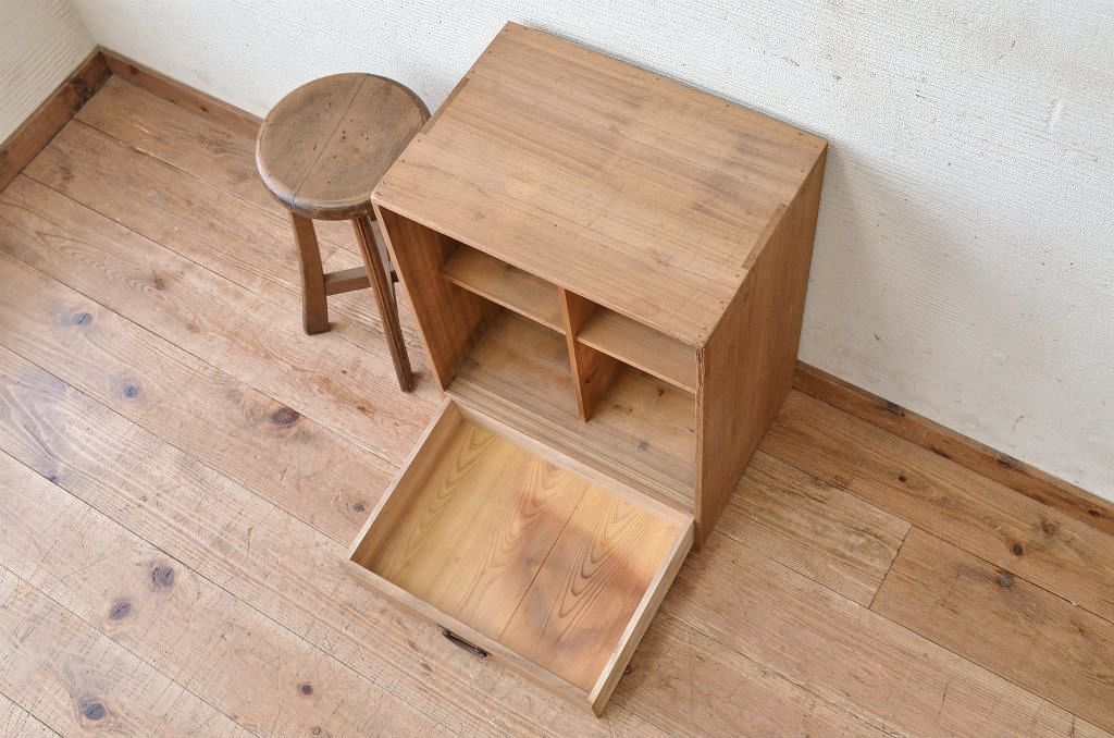アンティーク家具　古い木味のマス目棚(飾り棚)
