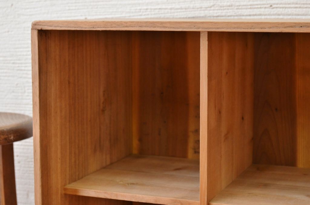 アンティーク家具　古い木味のマス目棚(飾り棚)