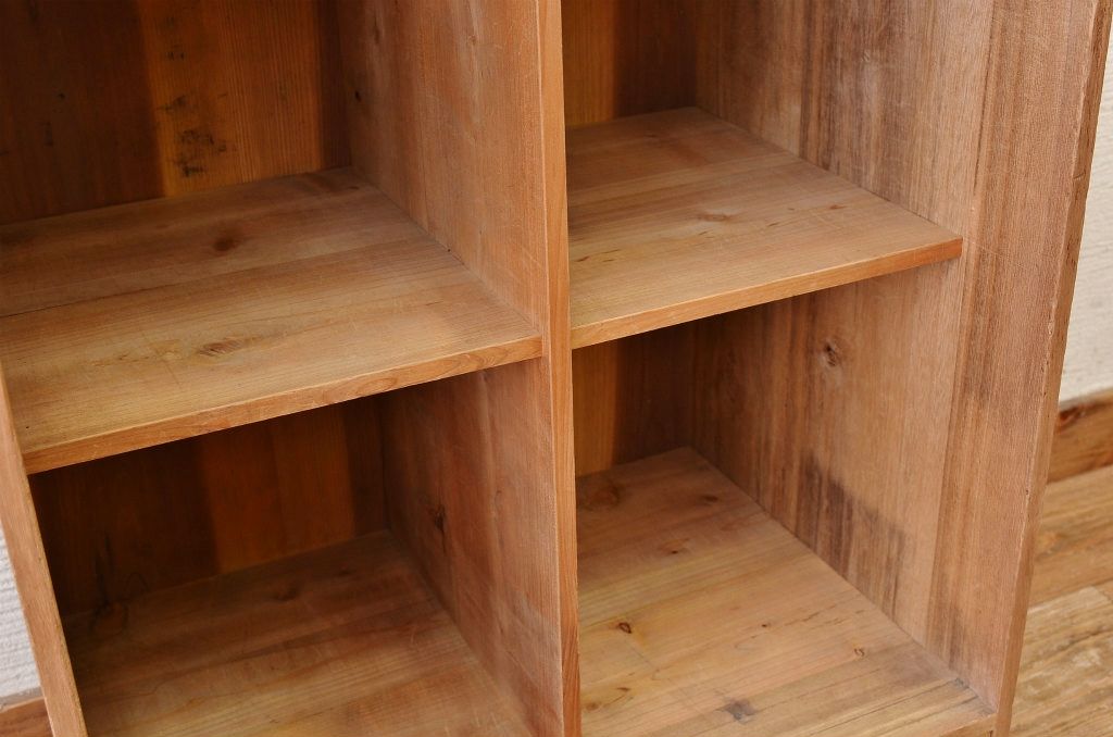 アンティーク家具　古い木味のマス目棚(飾り棚)