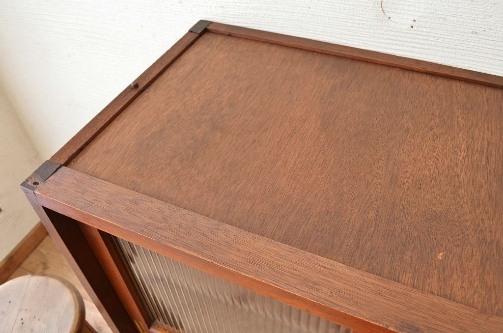 アンティーク家具　☆シンプルなモールガラス二段重ねアンティーク収納棚