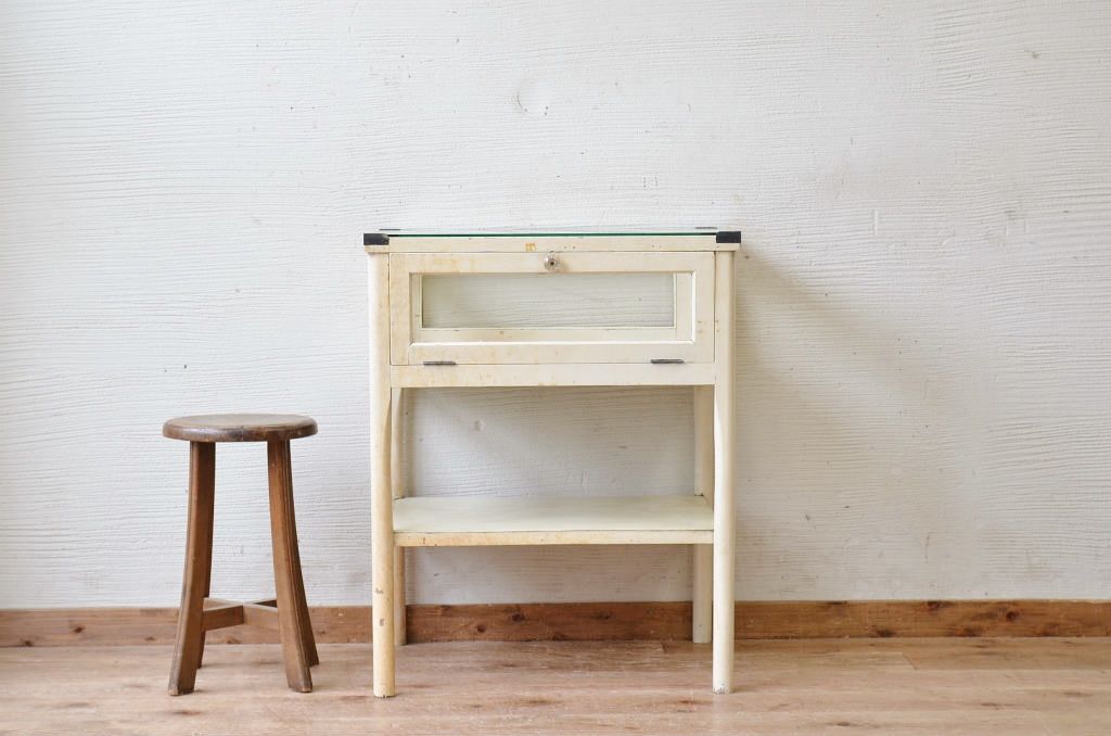 アンティーク家具　可愛いデザイン!ペンキの剥げたガラスケース(ケビント)
