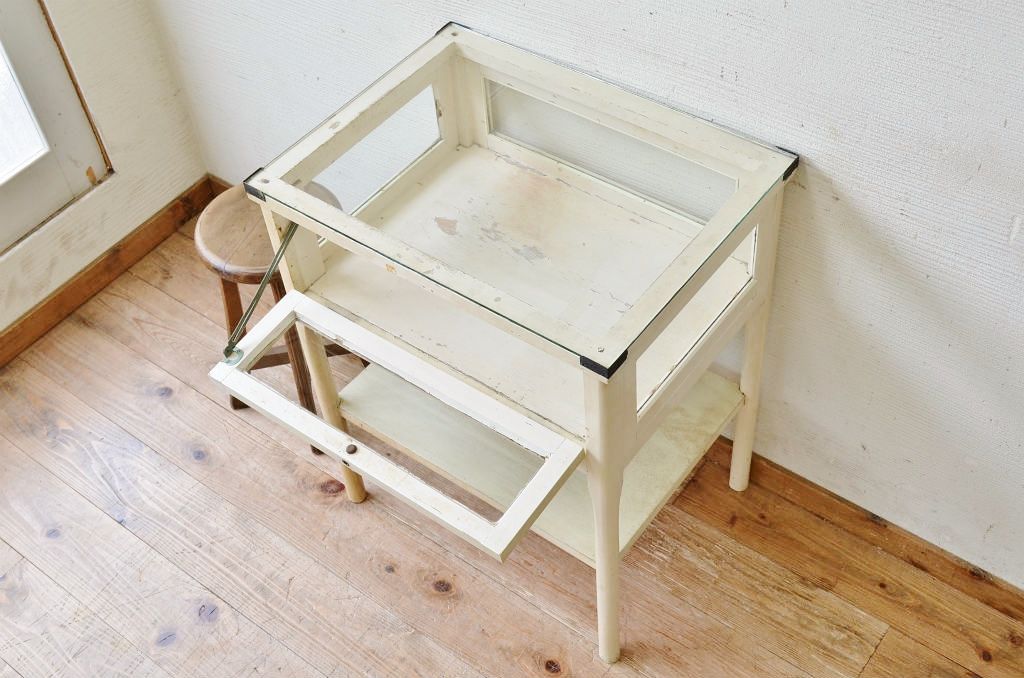 アンティーク家具　可愛いデザイン!ペンキの剥げたガラスケース(ケビント)