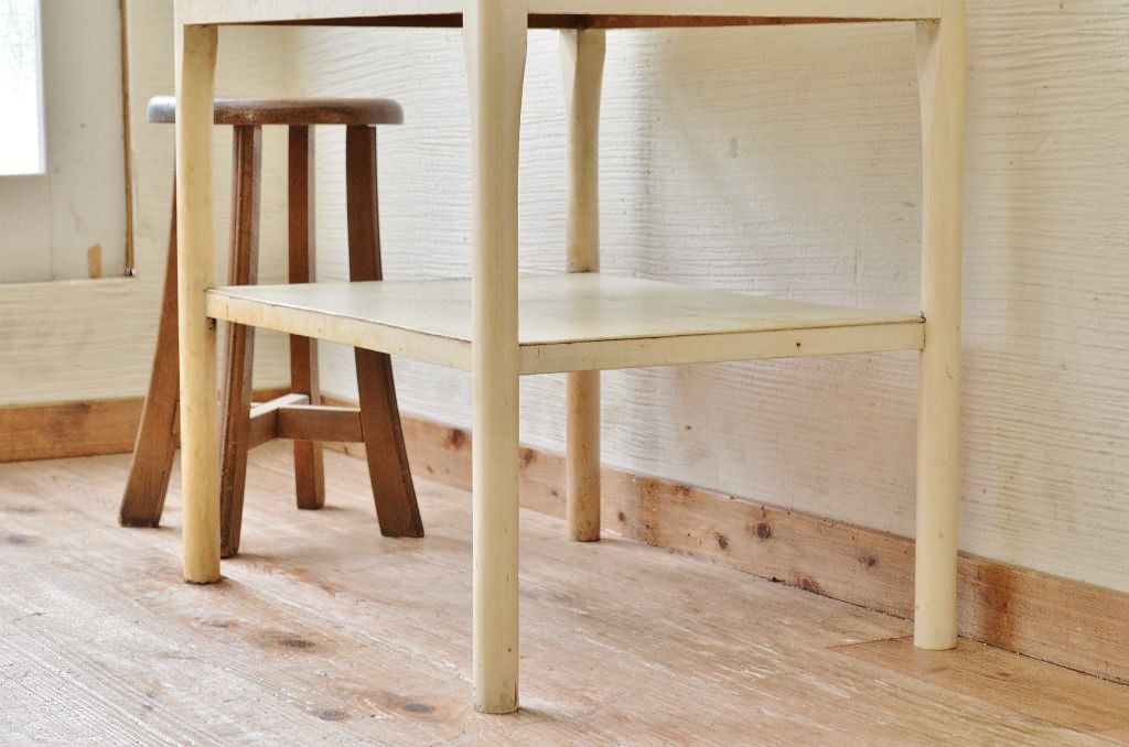 アンティーク家具　可愛いデザイン!ペンキの剥げたガラスケース(ケビント)