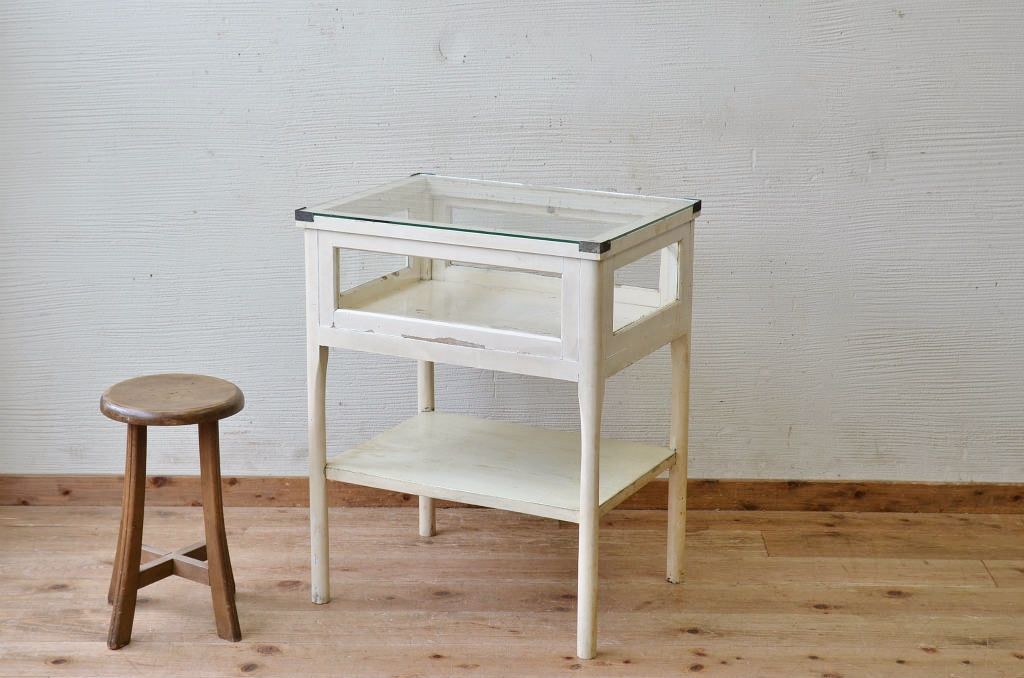 アンティーク家具　可愛いデザイン!ペンキの剥げたガラスケース(ケビント)