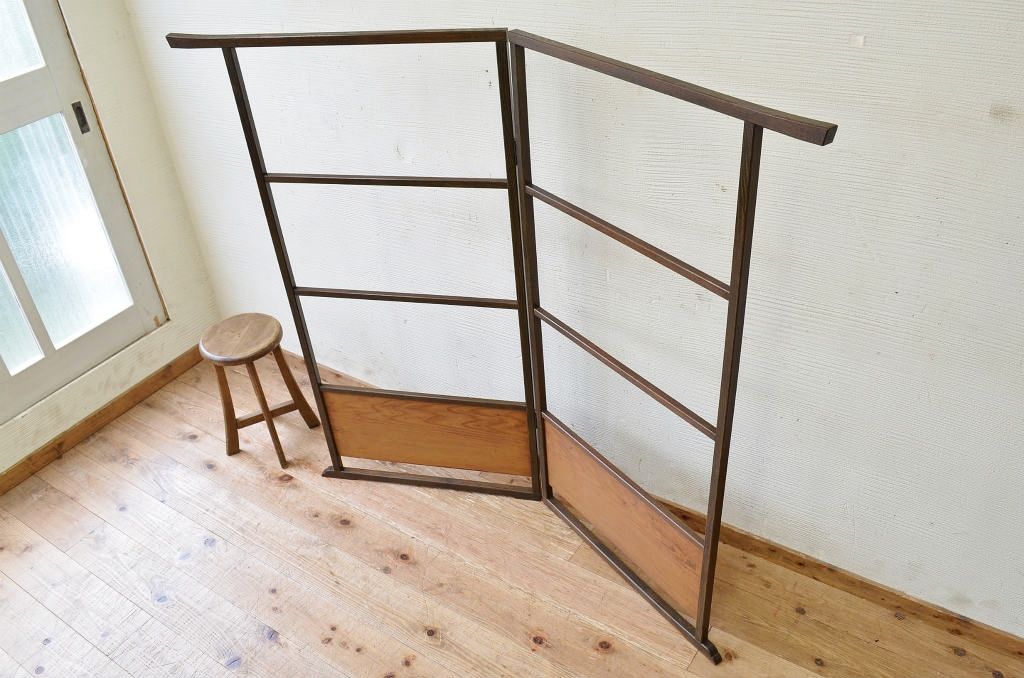 古い木の折り畳み式アンティーク衣桁