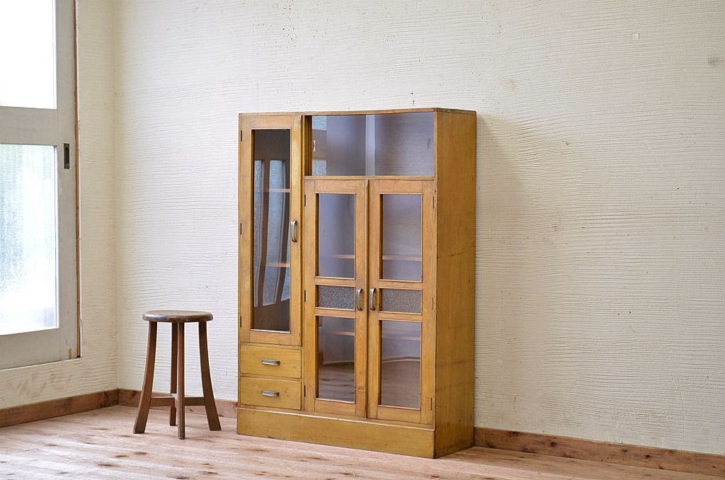レトロ家具　レトロなデザインの変り型アンティーク本箱