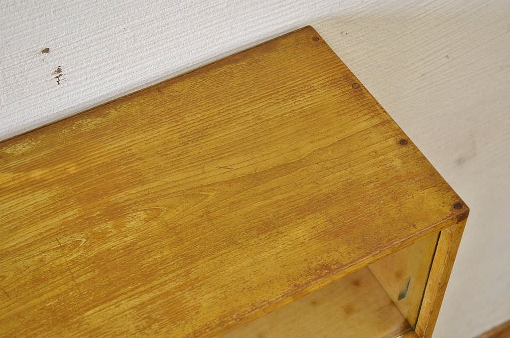 レトロ家具　レトロなデザインの変り型アンティーク本箱