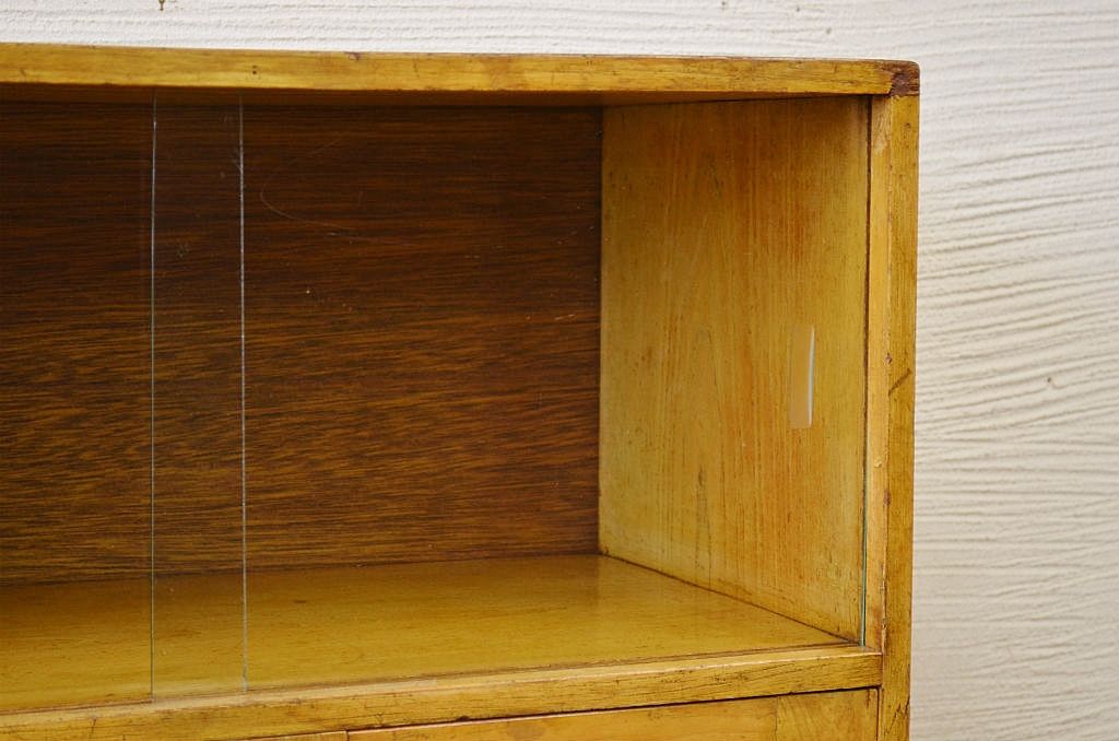 レトロ家具　レトロなデザインの変り型アンティーク本箱