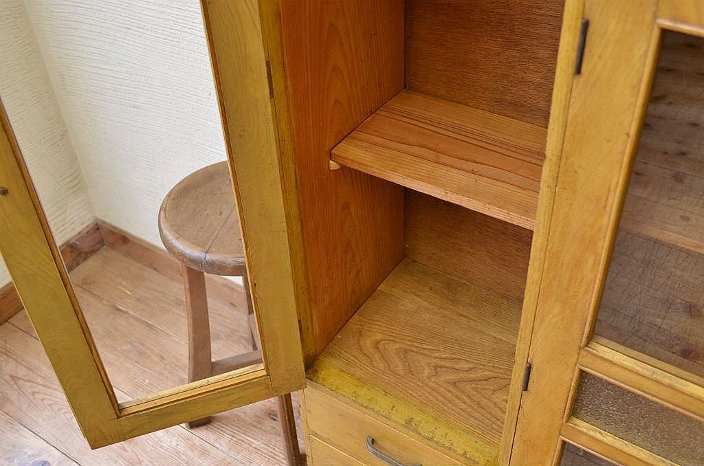 レトロ家具　レトロなデザインの変り型アンティーク本箱