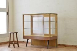 レトロ家具　レトロなデザインの脚付きアンティークガラスケース