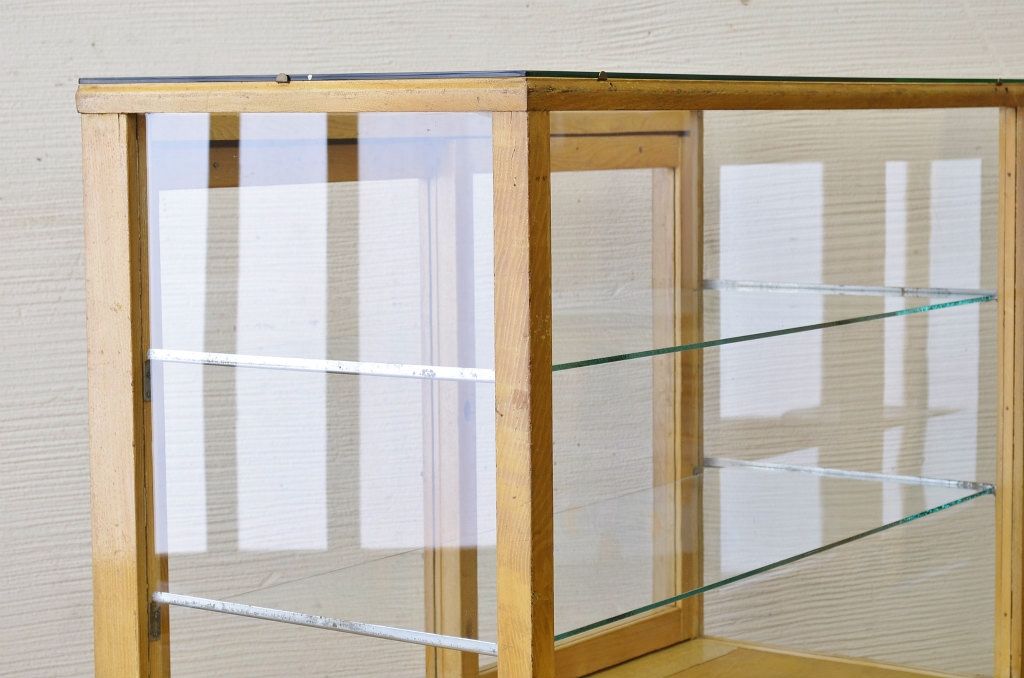 レトロ家具　レトロなデザインの脚付きアンティークガラスケース
