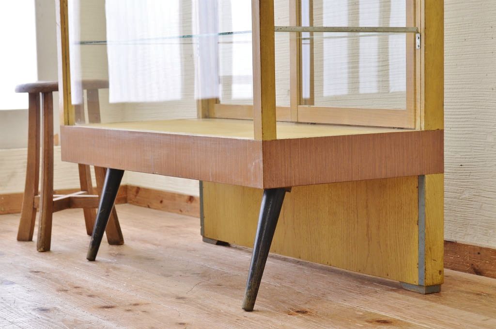 レトロ家具　レトロなデザインの脚付きアンティークガラスケース