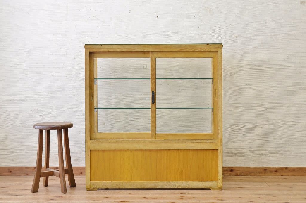 レトロ家具　レトロなデザインの脚付きアンティークガラスケース