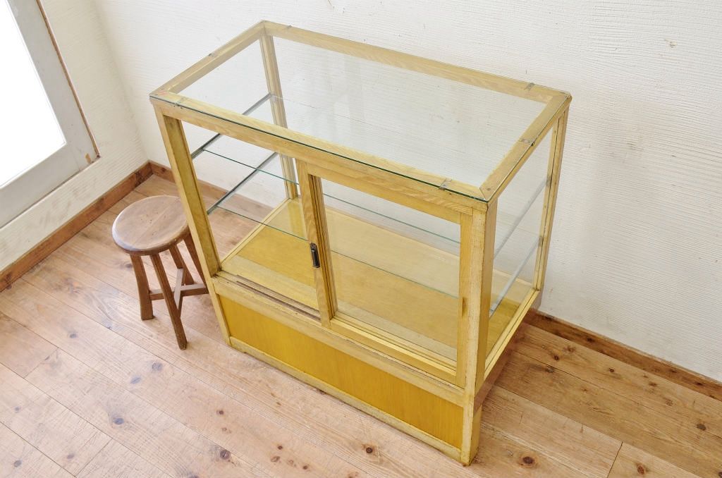 レトロ家具　レトロなデザインの脚付きアンティークガラスケース
