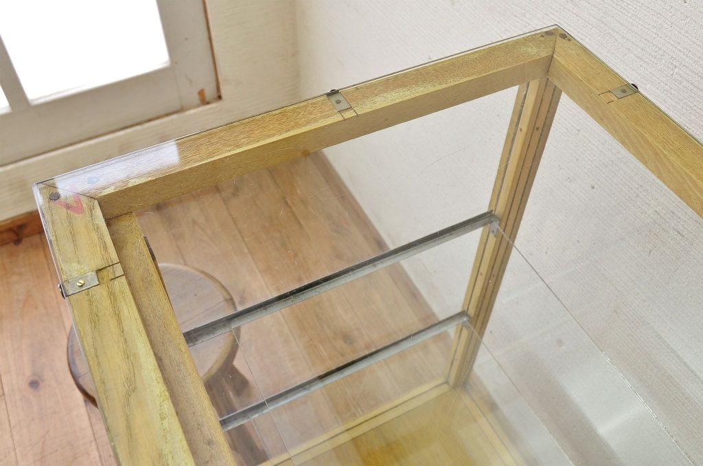 レトロ家具　レトロなデザインの脚付きアンティークガラスケース