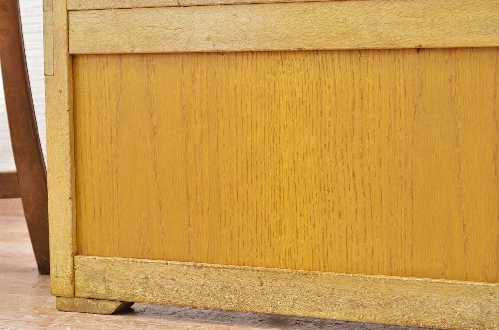 レトロ家具　レトロなデザインの脚付きアンティークガラスケース