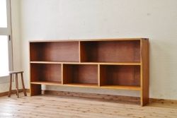 アンティーク家具　古い木のシンプルな横長飾り棚(陳列棚、本棚)