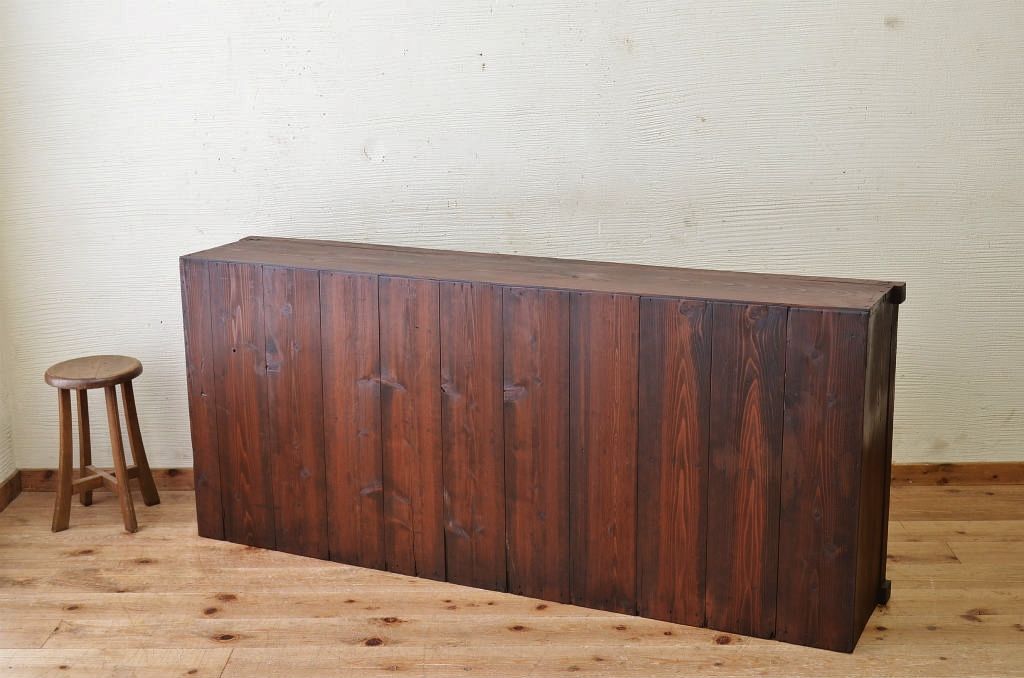 アンティーク家具　シンプルな横長アンティーク収納棚(飾り棚)