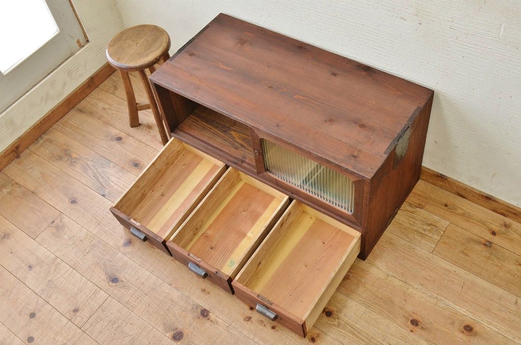 アンティーク家具　可愛いデザイン!アンティークローボード