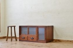 アンティーク家具　素敵なデザイン!銀モールガラスアンティークローボード