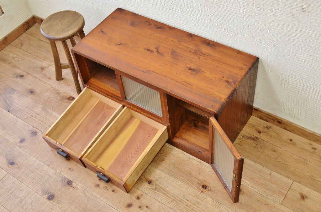 アンティーク家具　素敵なデザイン!銀モールガラスアンティークローボード