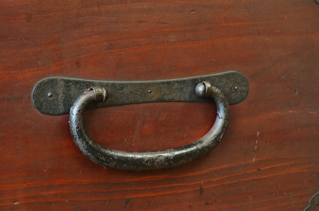 アンティーク家具　☆古民具　骨董　金具の大きな二段重ね時代箪笥