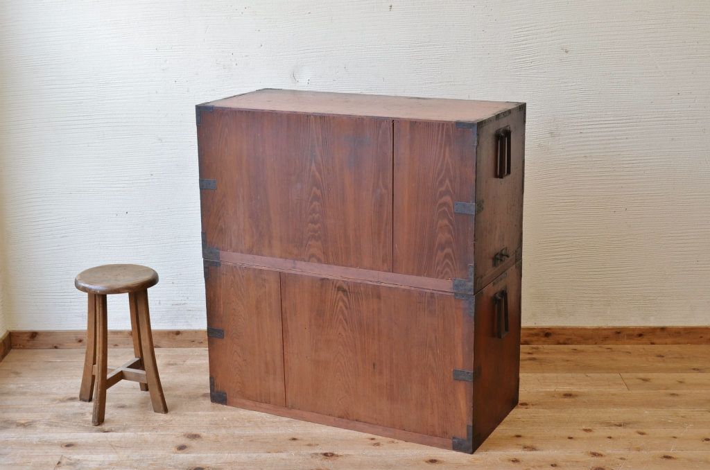 アンティーク家具　☆古民具　骨董　金具の大きな二段重ね時代箪笥