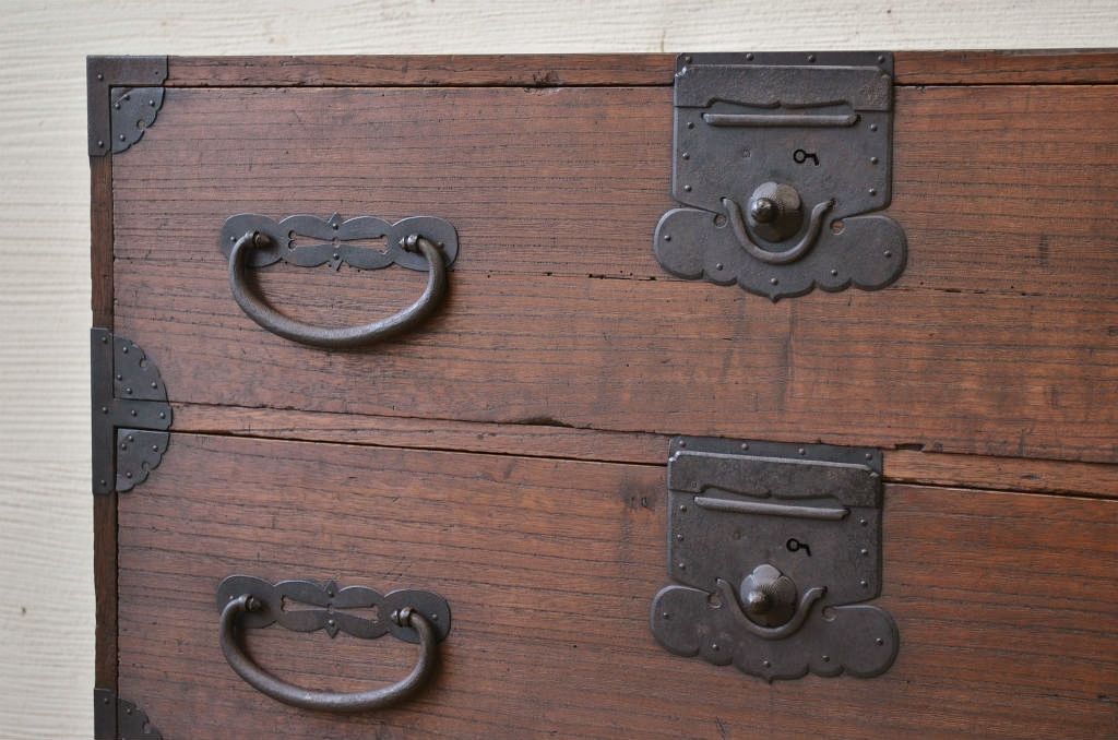 アンティーク家具　☆古民具　骨董　金具の立派な二段重ね時代箪笥