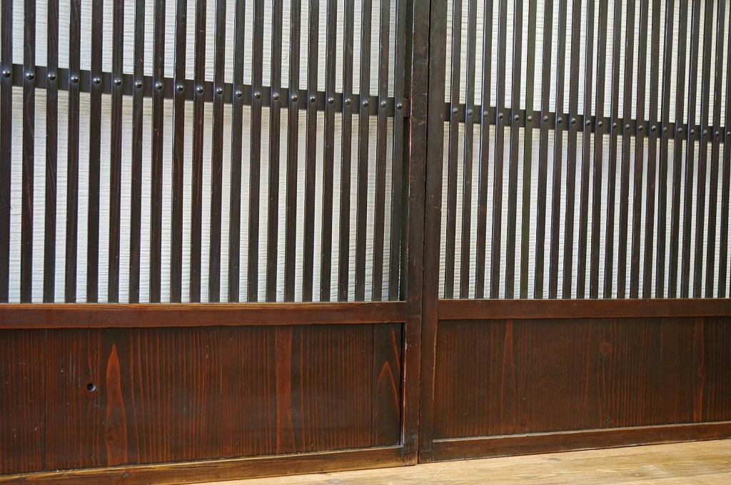 古いお家のシックな格子戸　