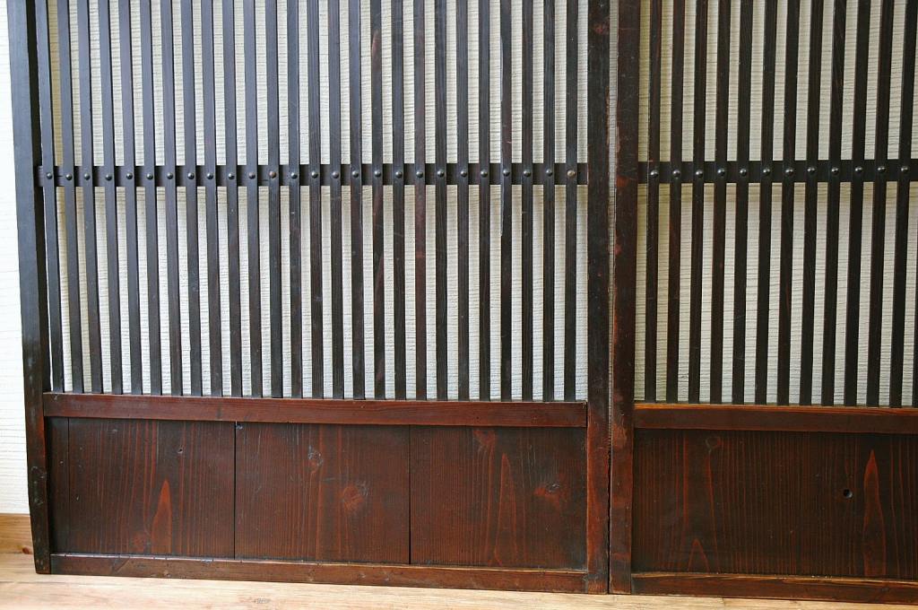 古いお家のシックな格子戸　