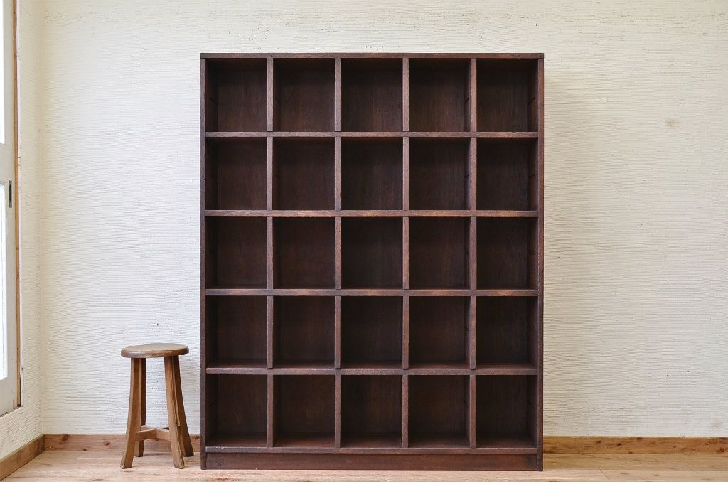 アンティーク家具　古い学校の重厚なマス目棚(アンティーク飾り棚)2