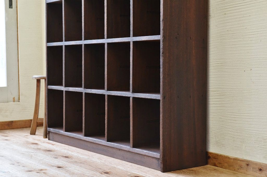 アンティーク家具　古い学校の重厚なマス目棚(アンティーク飾り棚)2
