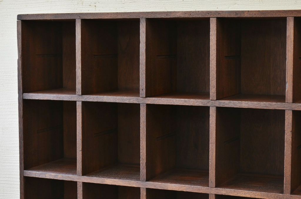 アンティーク家具　古い学校の重厚なマス目棚(アンティーク飾り棚)2