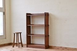 古い木のシンプルな本棚
