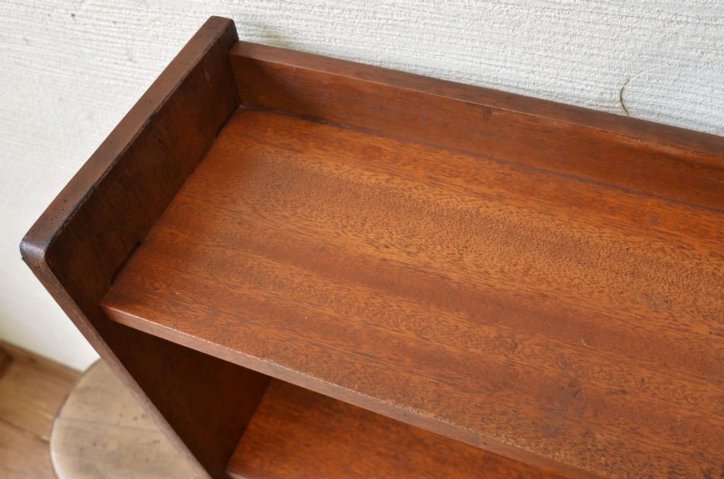 古い木のシンプルな本棚
