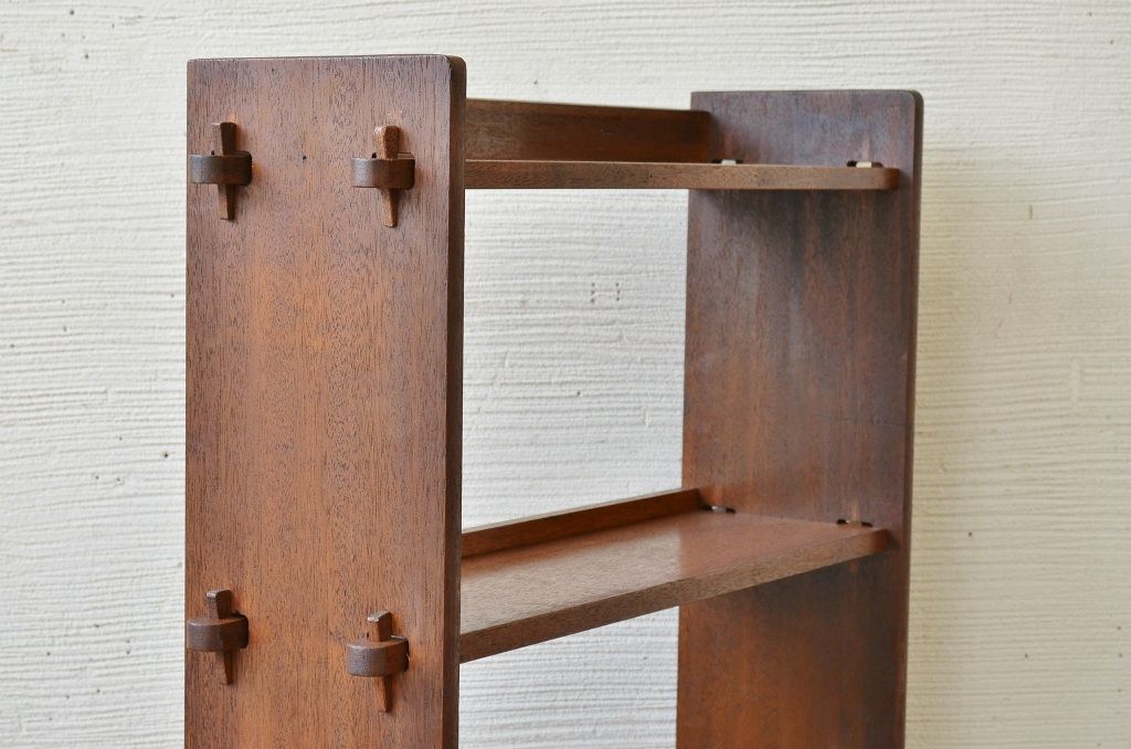 古い木のシンプルな本棚