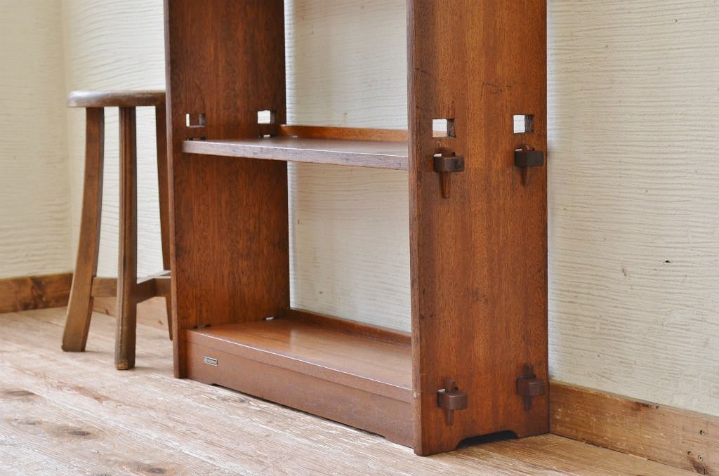 古い木のシンプルな本棚