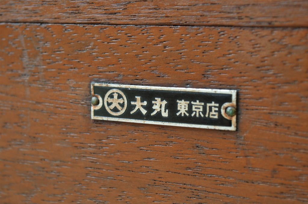 古い木のシンプルな本棚
