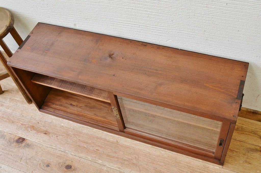 アンティーク家具　古い木のシンプルなアンティーク収納棚(ローボード)