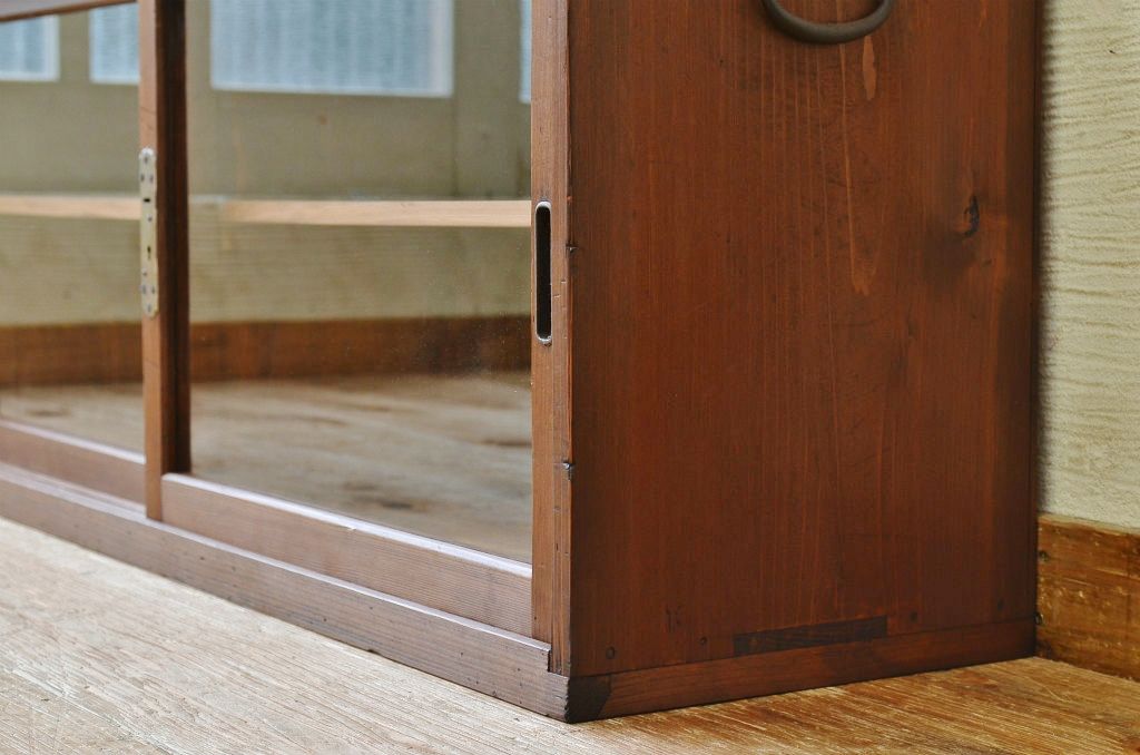 アンティーク家具　古い木のシンプルなアンティーク収納棚(ローボード)