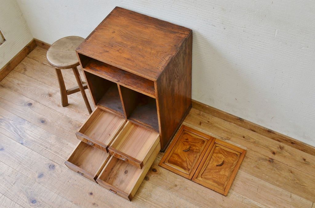 アンティーク家具　古い木の小振りな収納棚