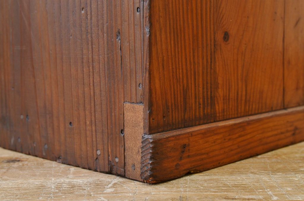 アンティーク家具　古い木の小振りな収納棚