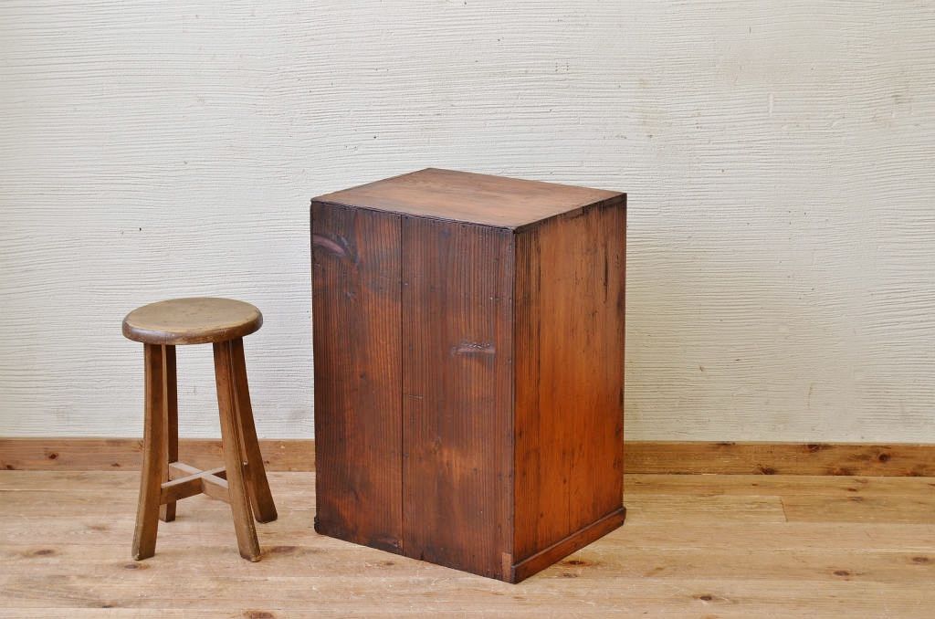 アンティーク家具　古い木の小振りな収納棚