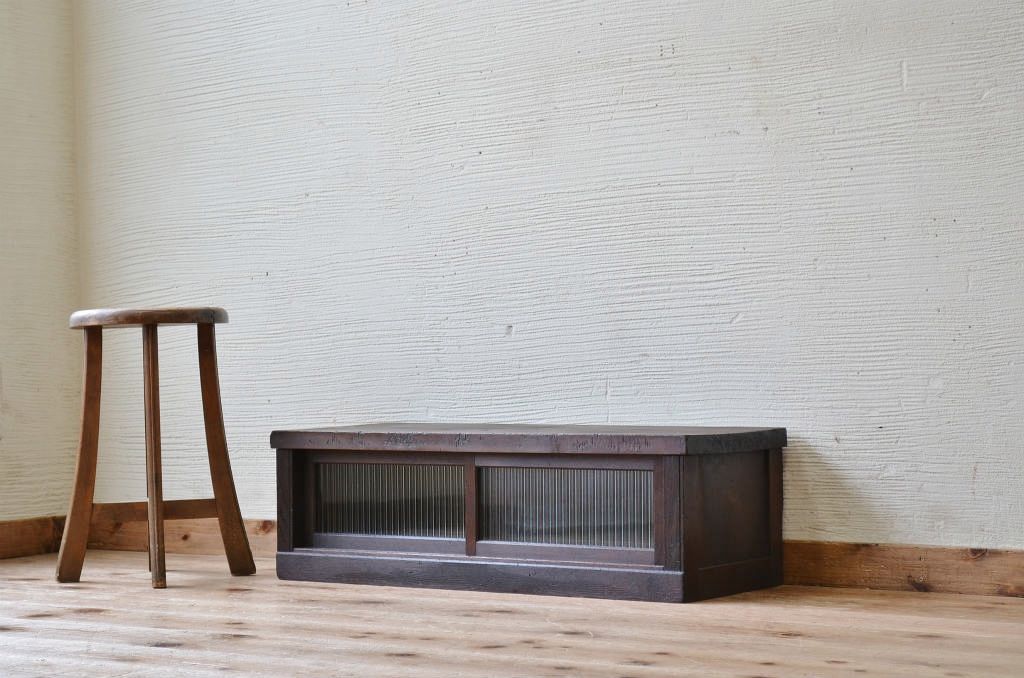 アンティーク家具　古い木のモールガラスアンティークローボード