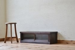 アンティーク家具　古い木のモールガラスアンティークローボード
