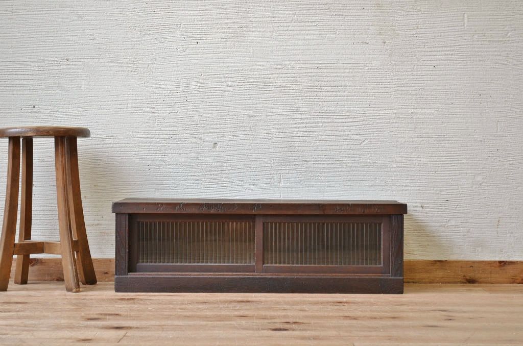アンティーク家具　古い木のモールガラスアンティークローボード