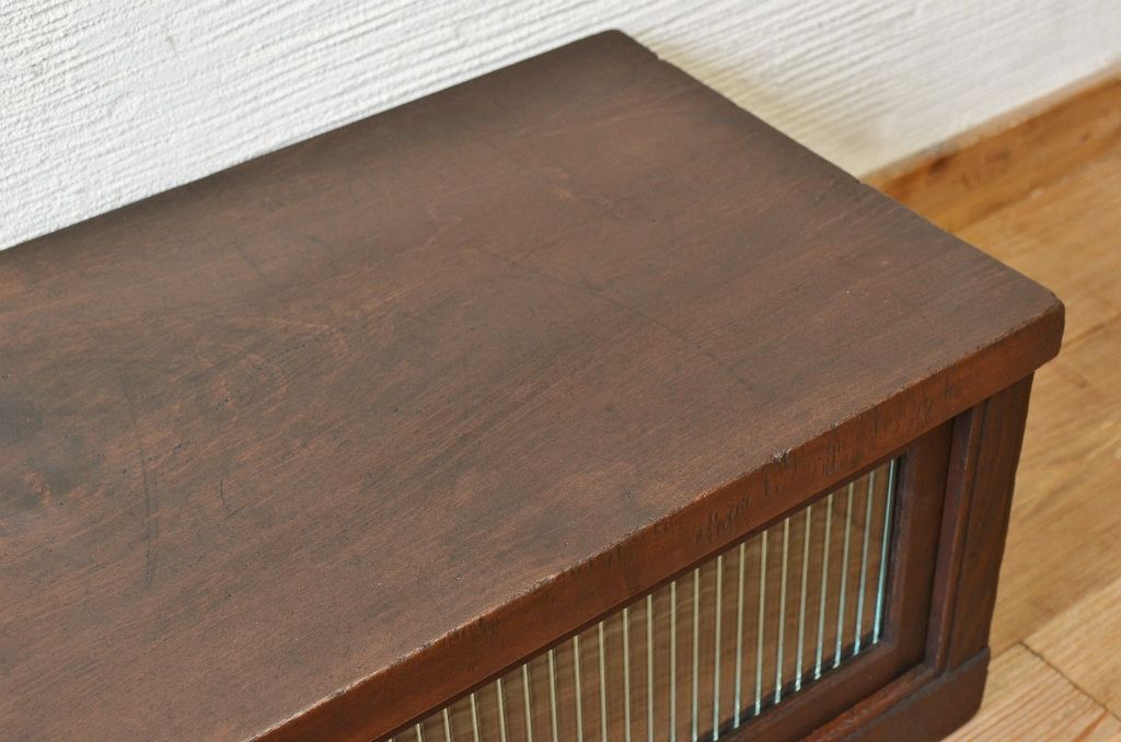 アンティーク家具　古い木のモールガラスアンティークローボード