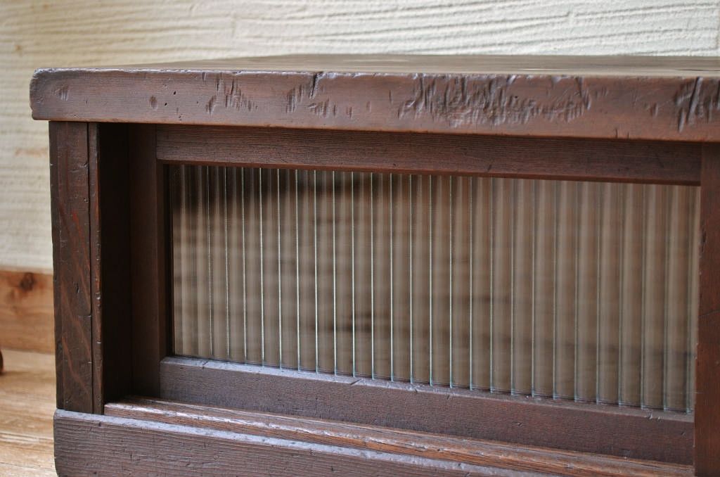 アンティーク家具　古い木のモールガラスアンティークローボード