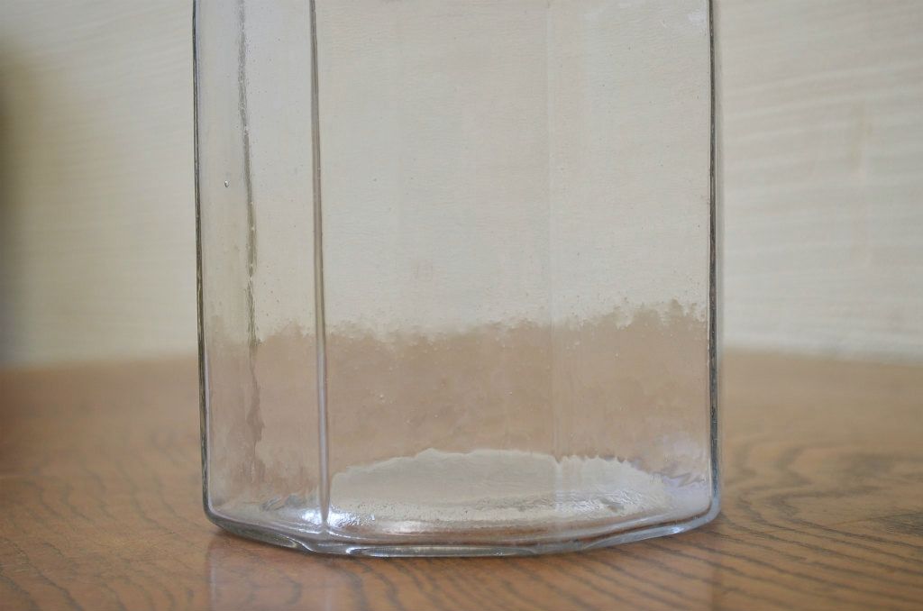 小振りなアンティーク八角瓶(ガラスビン)